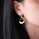 Pendientes Soave Oro -CURVILINEAR DANGLE HOOP-