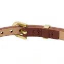 Pulsera de cuero con chapa dorada.