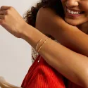 Conjunto de 2 pulseras doradas.